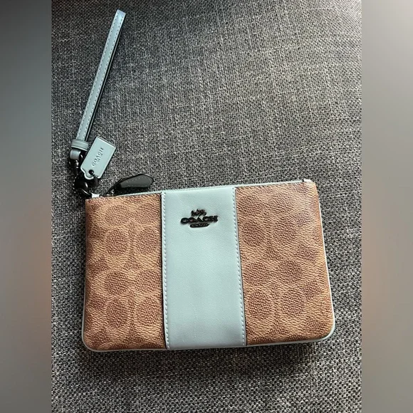 Coach womens wristlet - Picture 1 of 4